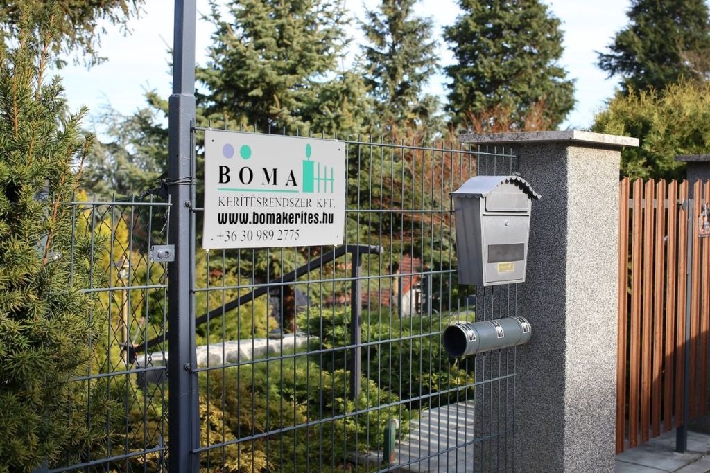 modern fém kerítésrendszer telepítéssel és garanciával