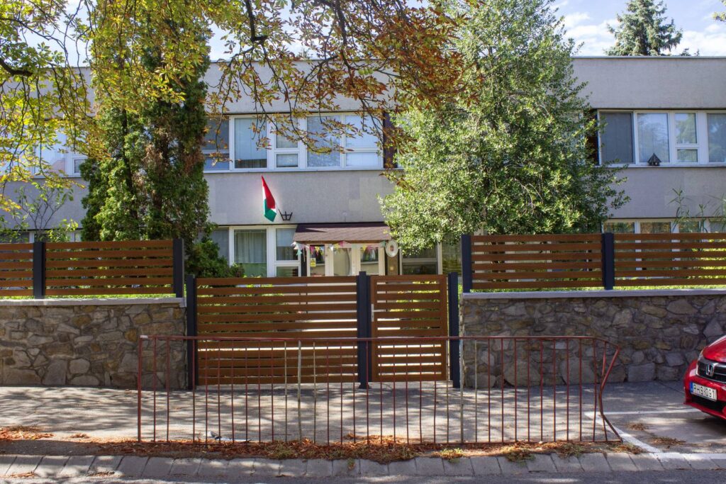 Fahatású alumínium kerítés hosszú szakaszon